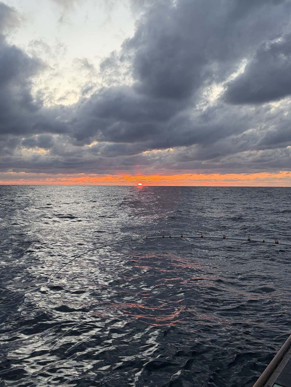 夕日が沈む日本海の海上